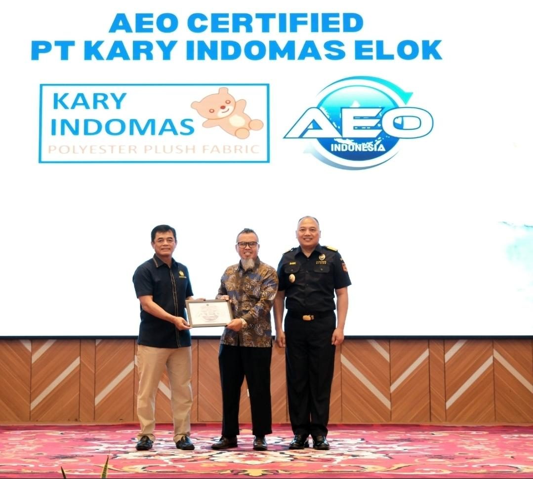 Certificate handover at Gedung Merauke DJBC, Jakarta. From left: Iman Supadma Sirod (Direktur PT Kary Indomas Elok), Letjen (Purn.) Djaka Budi Utama (Direktur Jenderal Bea dan Cukai), and Imik Eko Putro (Direktur Teknis Kepabeanan).